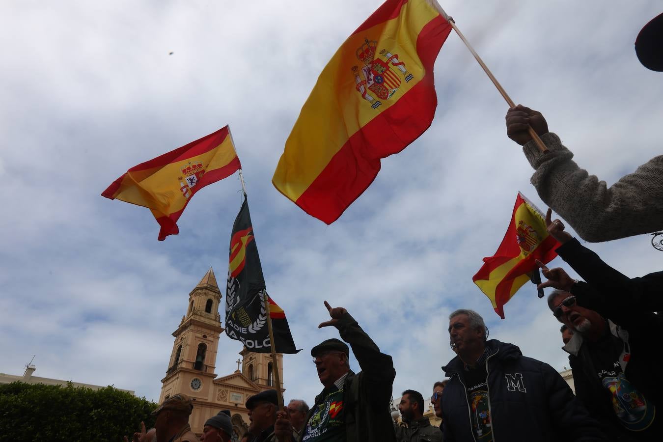 Grito unánime de decenas de policías ante la sede del PSOE en Cádiz a 72 horas de las elecciones